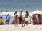 Oscar Magrini aproveita bom tempo e curte praia no Rio
