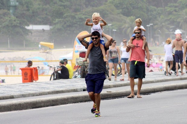 Rodrigo Hilbert vai com os filhos à praia, no Rio (Foto: J.Humberto / AgNews)
