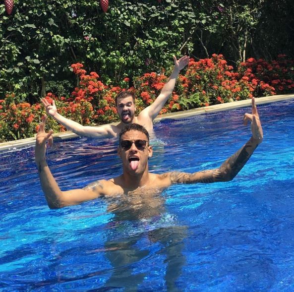 Neymar na piscina  (Foto: Instagram / Reprodução)