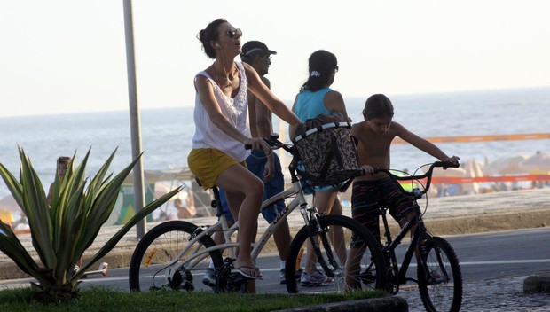 Glenda Kozlowski passeou de bicicleta com o filho na tarde de domingo (Foto: J.Humberto/Ag. News)