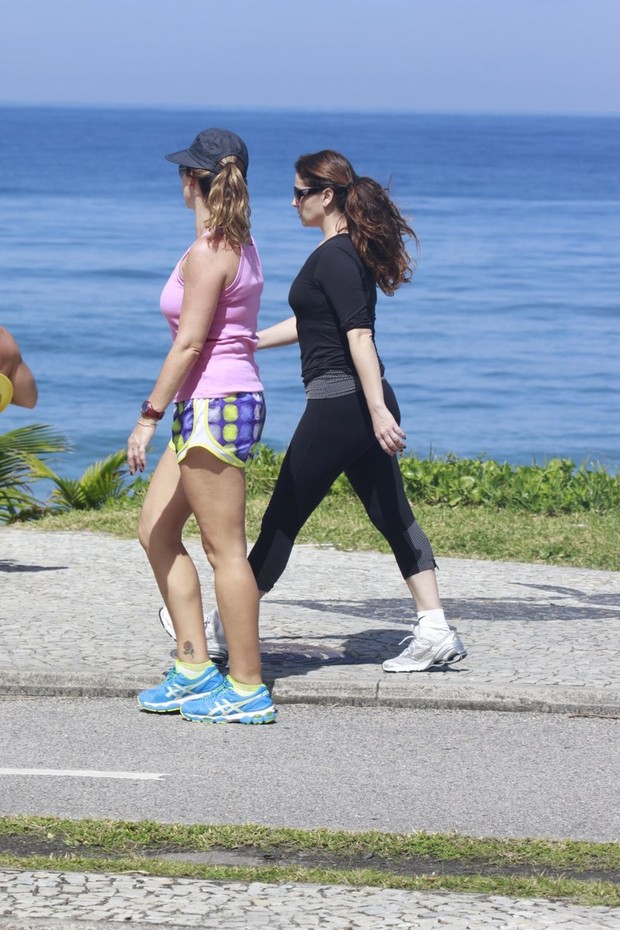 Giovanna Antonelli caminhando na orla da Barra da Tijuca (Foto: Dilson Silva  / Agnews)