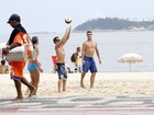 Sem camisa, Rodrigo Hilbert joga vôlei com amigos em praia no Rio