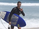 Cauã Reymond pega altas ondas em dia de surfe