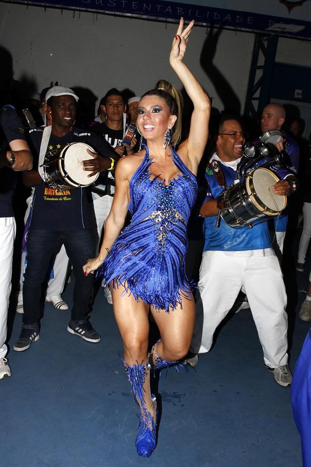 Andrea de Andrade mostra pernas saradas durante ensaio de escola de samba (Foto: Paduardo/ Divulgação)