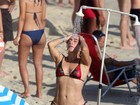 Cissa Guimarães se refresca em ducha da praia em dia quente no Rio