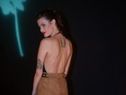 Isabelli Fontana usa look decotado nas costas para badalar