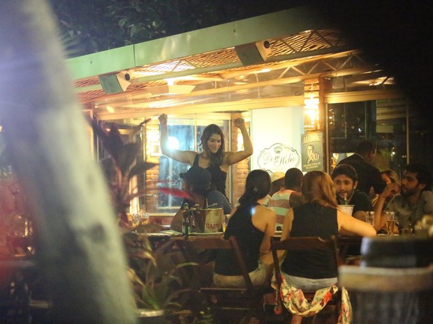 Priscila Fantin em restaurante na Zona Oeste do Rio (Foto: Delson Silva/ Ag. News)