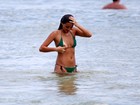 Virgem da 'Playboy' se descuida e mostra demais na praia