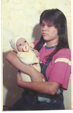Carol Oliveira ainda  bebê no colo da mãe, Marta Oliveira (Foto: Reprodução/Facebook)