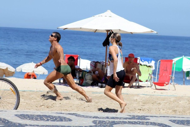 Fernanda lima Joga Voley na Praia  (Foto: JC pereira/Agnews)