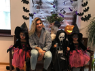 Dani Souza posa com os filhos vestidos para o Halloween