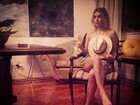 Sem blusa, Luiza Possi cobre os seios com chapéu em foto na web