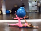 Ex-BBB Adriana faz exercícios e posta vídeo na web