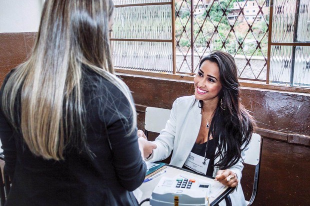 Lais Cruz, a Miss Buumbum Sergipe, trabalha como mesária nas eleições municipais (Foto: MBB6/ Divulgação)