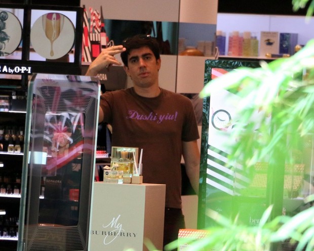 Marcelo Adnet em shopping do Rio (Foto: Marcus Pavão / AgNews)
