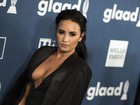 Demi Lovato investe em look decotado e quase mostra demais