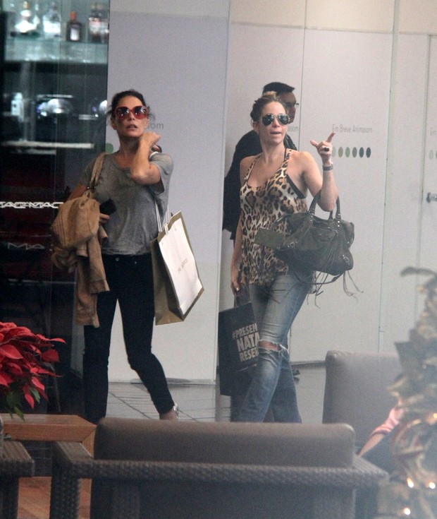 Carolina Ferraz e Danielle Winits fazem compras (Foto: Daniel Delmiro/AgNews)