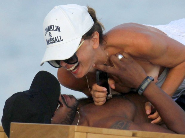 Cantor Maxwell troca carinhos com morena em Ibiza, na Espanha (Foto: AKM-GSI Brasil/ Splash News)