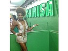 Ivi Pizzott usa vestido curtinho e com brilhos para noite de samba em SP