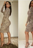 Anitta mostra 'abundância' em look justinho e de oncinha à la Kardashian