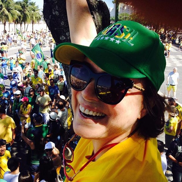 Regina Duarte na manifestação (Foto: Reprodução/Instagram)
