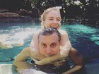 Luciano Huck e Angélica curtem piscina juntinhos no feriadão