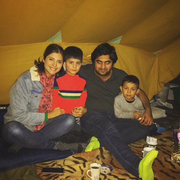 Tammy Di Calafiori e o amigo, Hassan Kassam, posam com crianças refugiadas (Foto: Reprodução / Instagram)