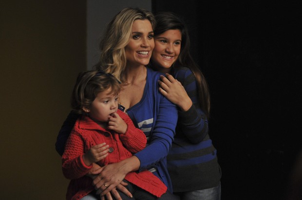 Flavia Alessandra com as filhas (Foto: Divulgação)