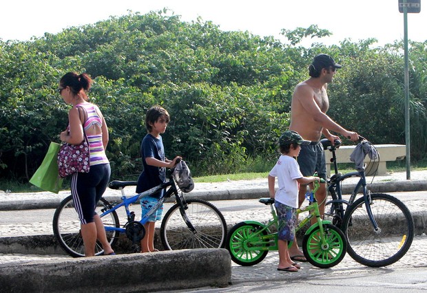  Domingos Montaguer pedala com filhos na Praia da Barra da Tijuca   (Foto: DELSON SILVA)