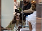 Giovanna Lancellotti cuida dos cabelos em salão de beleza