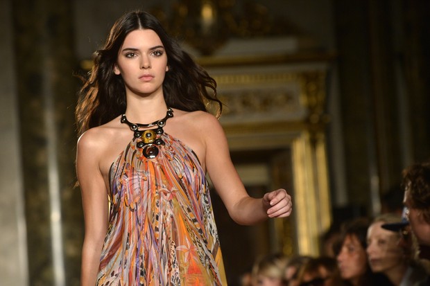 Kendall Jenner desfila para Emilio Pucci na semana de moda de Milão (Foto: AFP)