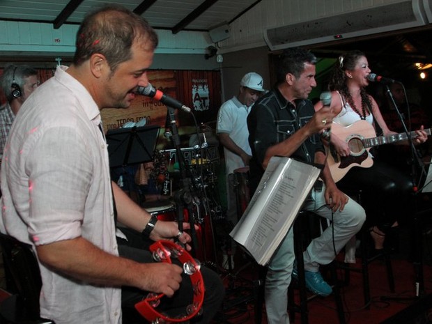 Conrado, Eri Johnson e Luka cantam em restaurante no Rio (Foto: Anderson Borde/ Ag. News)