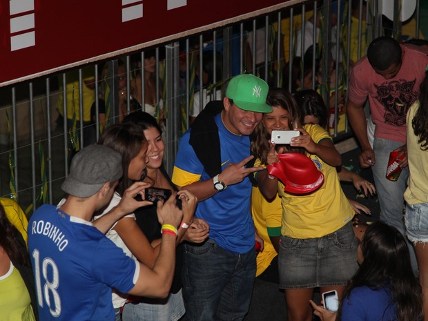 Thiago Martins tira foto com fã (Foto: Francisco Silva/ Ag. News)