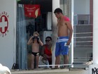 Thiago Lacerda e Vanessa Lóes se divertem com os filhos em praia do Rio