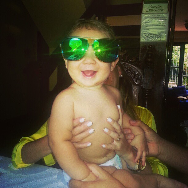 Gabriel, filho de Priscila Pires, com óculos verde (Foto: Instagram / Reprodução)