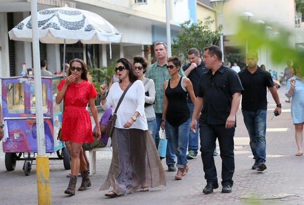 Halle Berry em Ipanema (Foto: André Freitas / AgNews)