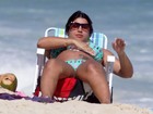 Grávida, Priscila Pires curte praia no Rio