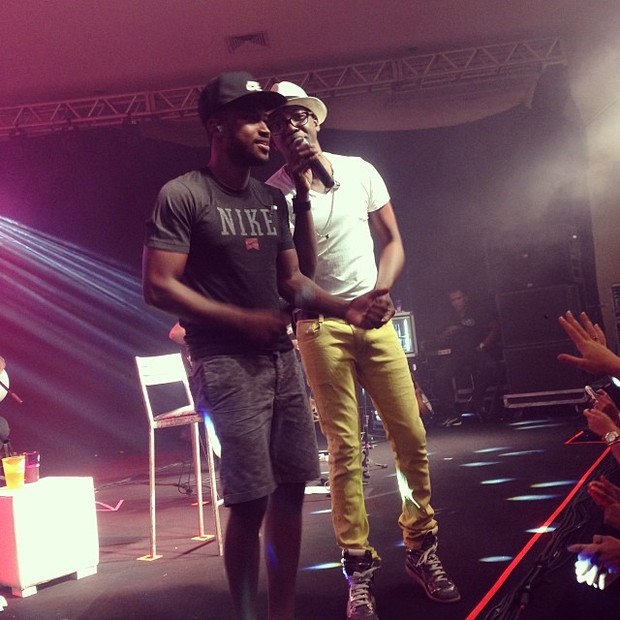 Thiaguinho canta com Mumuzinho em show na Zona Sul do Rio (Foto: Instagram/ Reprodução)