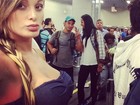 Andressa Urach manda beijo em fila de aeroporto no Rio de Janeiro