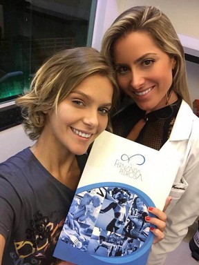 Isabella Santoni no início do tratamento para emagrecer ao lado da médica Fernanda Pedrosa (Foto: Reprodução / Instagram)