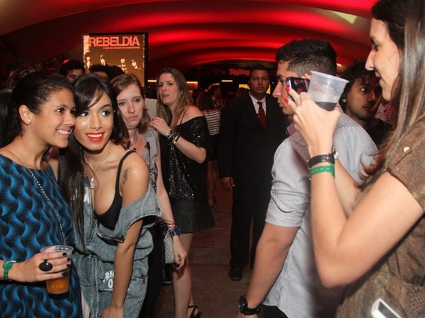 Anitta tira foto com fãs (Foto: Anderson Borde / AgNews)