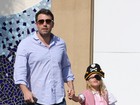 Ben Affleck passeia com a filha fantasiada de pirata