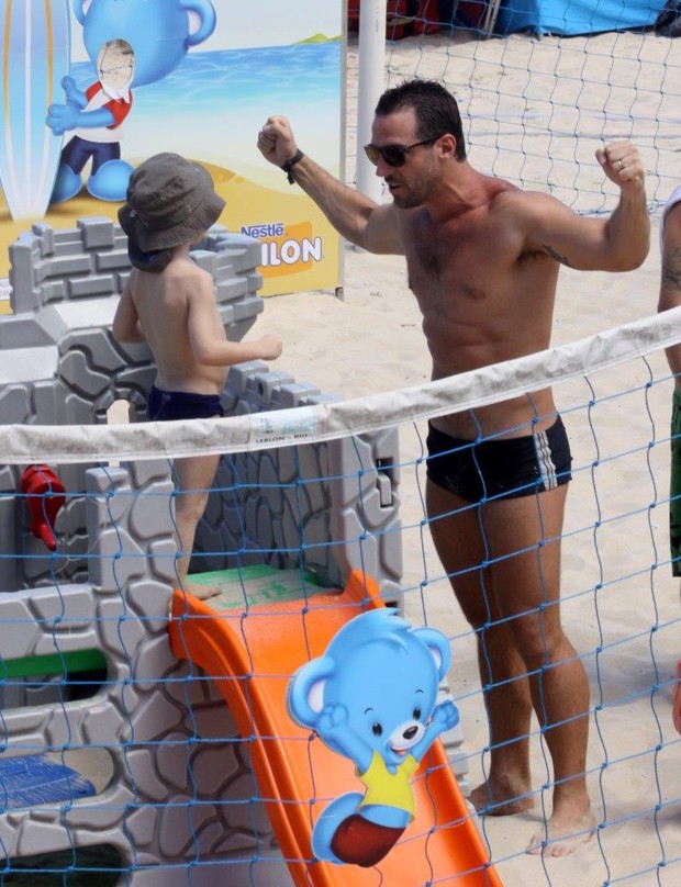 Carlos Bonow brinca com o filho Conrado na praia do Leblon (Foto: J.Humberto/Ag. News)