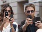 Gerard Butler e a namorada ‘se vingam’ dos paparazzi na Itália