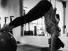 Isis Valverde mostra elasticidade durante aula de Pilates