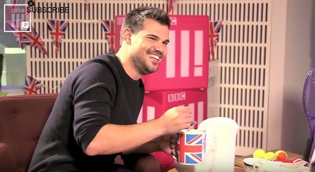 Taylor Lautner em programa da BBC News (Foto: reprodução/youtube)