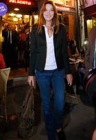 Look do dia: Carla Bruni usa jeans e blusa branca em première, na França