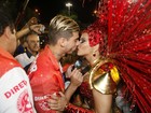 Um luxo! Viviane Araújo usa corpete banhado a ouro para desfilar no Rio