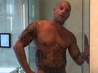 Vin Diesel posa só de toalha e exibe tatuagens falsas