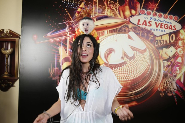 Carol Castro se diverte com macaquinho em Las Vegas (Foto: Felipe Panfili/AgNews)